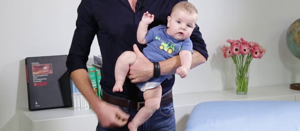 Bobath-Handling tragen des Babys zur Stärkung der seitlichen Rumpfmuskulatur