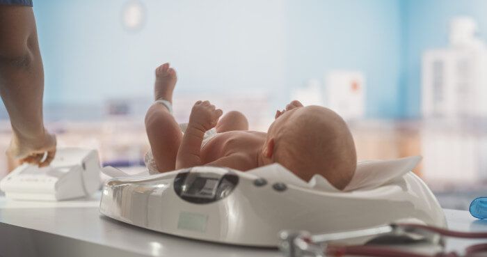 Baby_Kreissaal_wiegen_Gewicht