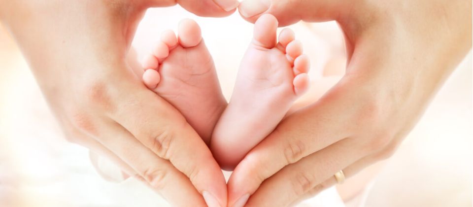 Geburt_Baby_Fuesse_mit_Haenden