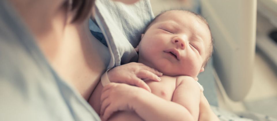 Geburt_Baby_Fuesse_mit_Haenden
