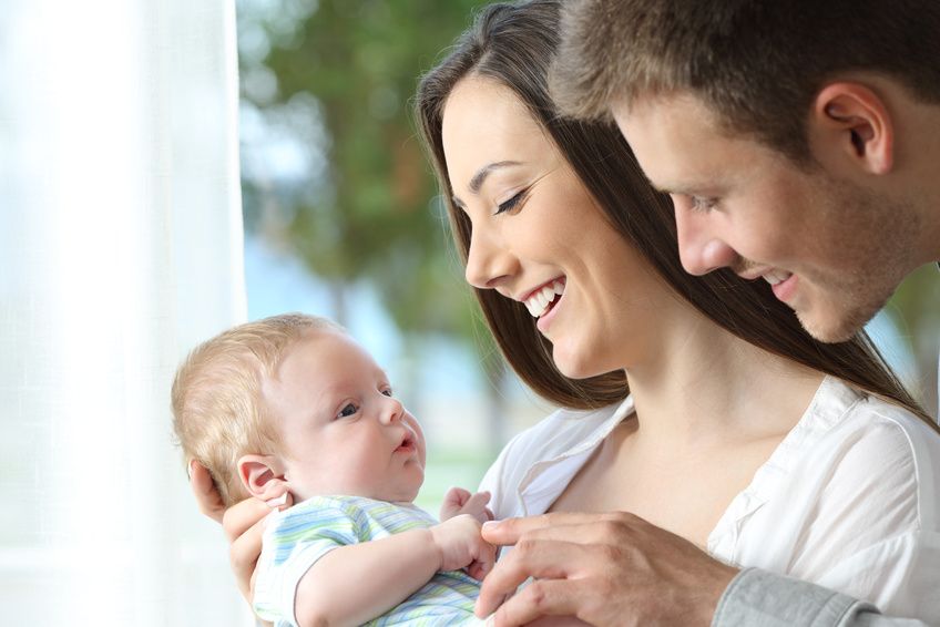 Eltern halten ih Baby auf dem Arm