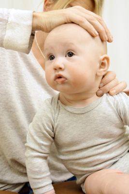 Behandlung einer Halswirbelblockade beim Baby
