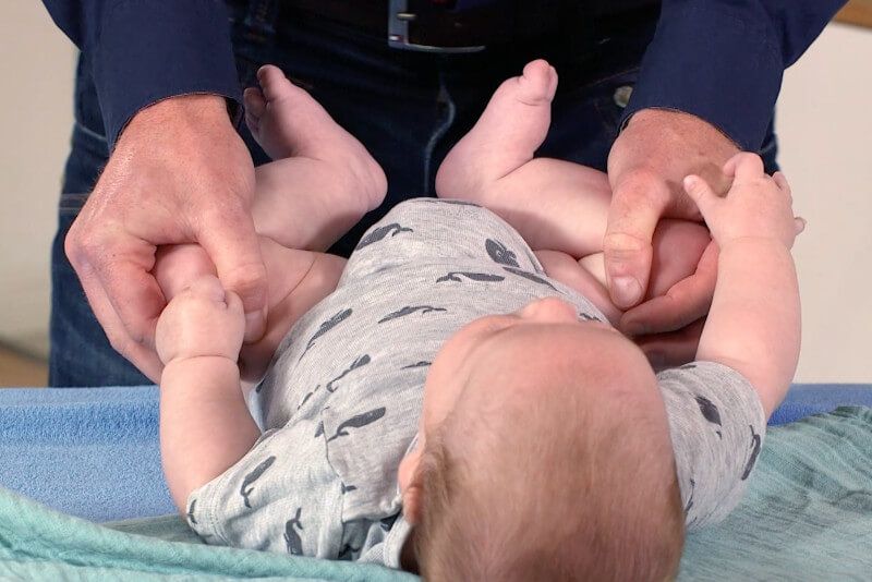 Baby Hueftgelenksuntersuchung Beweglichkeit bei U3