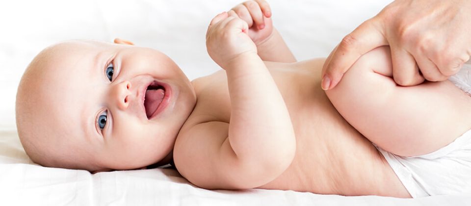 kleines Baby geniesst Therapie