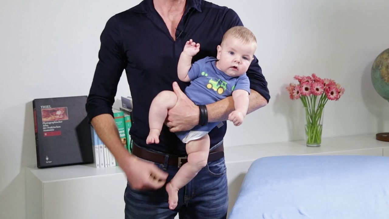 Bobath-Handling tragen des Babys zur Stärkung der seitlichen Rumpfmuskulatur