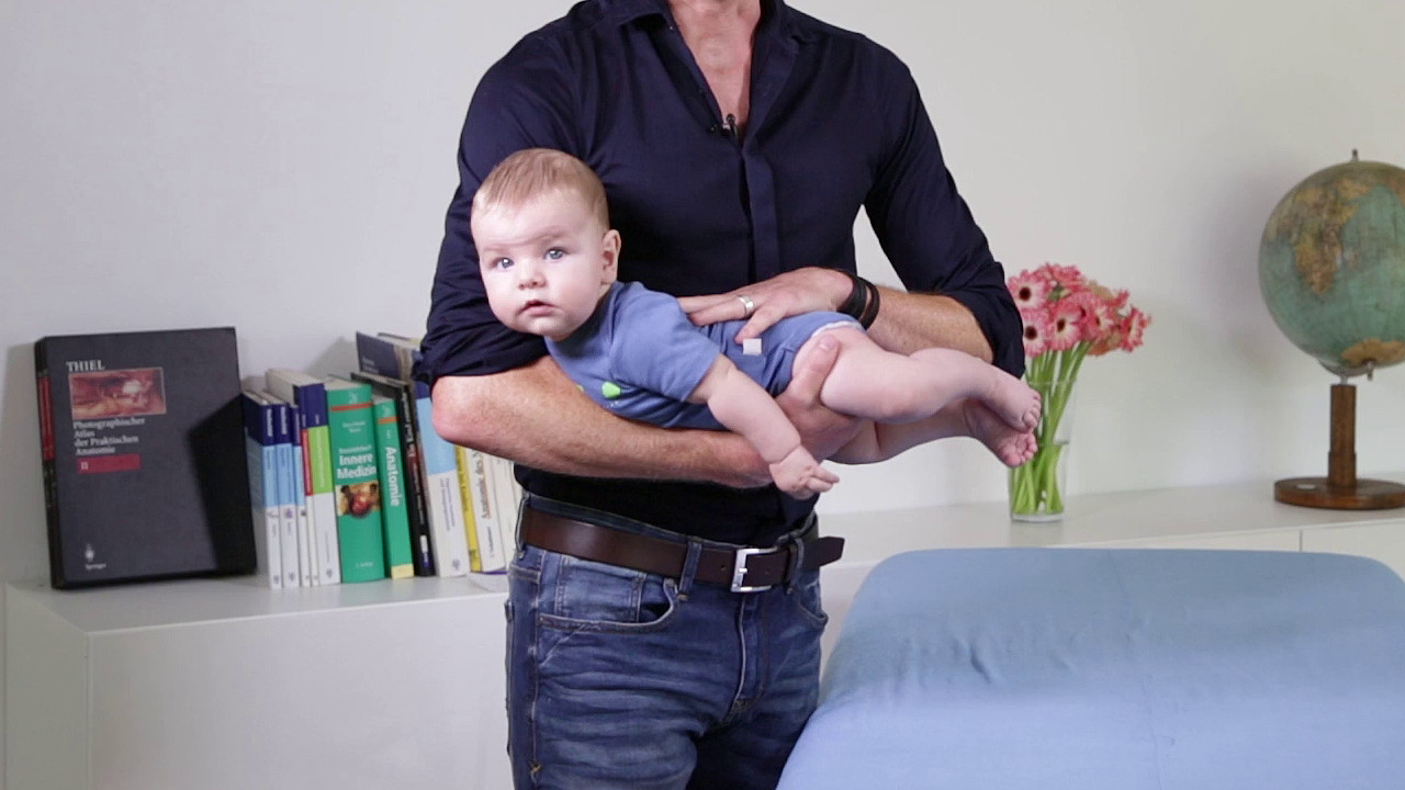 Bobath-Handling Tragen eines Säuglings zur Korrektur bei einer bevorzugten Kopfrotation im Fliegergriff