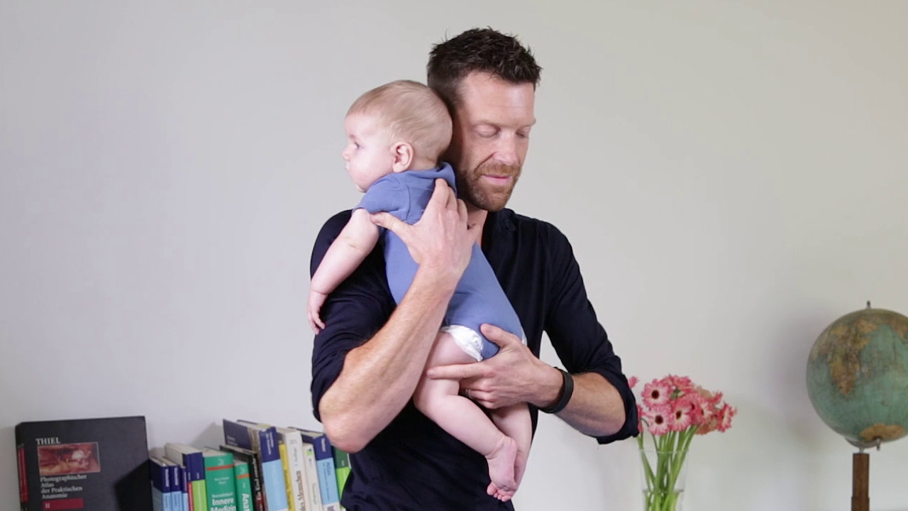 Bobath-Handling Tragen eines Säuglings zur Korrektur bei einer bevorzugten Kopfrotation über der Schulter