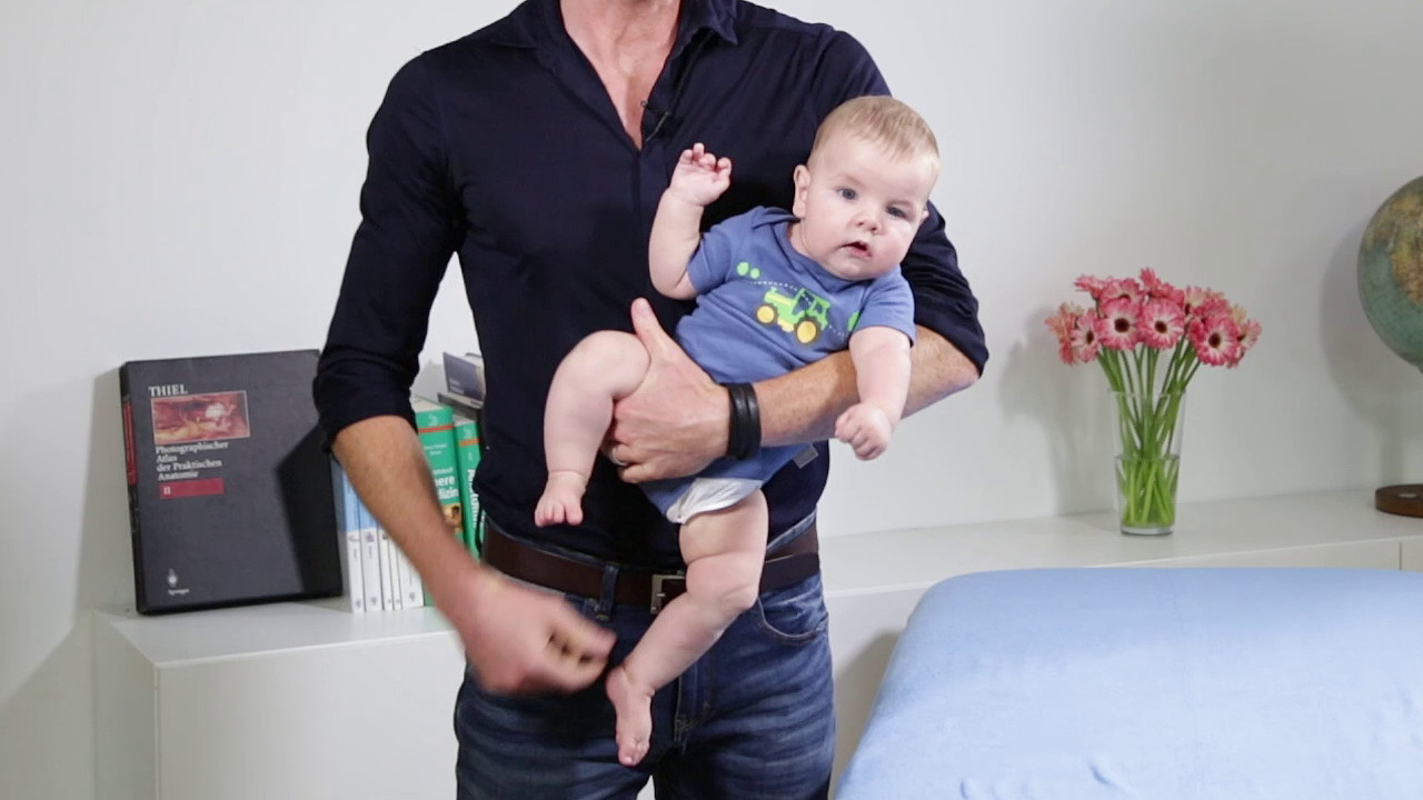 Manejo según Bobath - Llevar al bebé sobre la parte interior del codo para fortalecer los músculos laterales del tronco