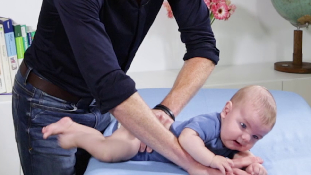 Übung zur Aktivierung der seitlichen Rumpfmuskulatur bei Haltungsasymmetrie im Säuglingsalter 01