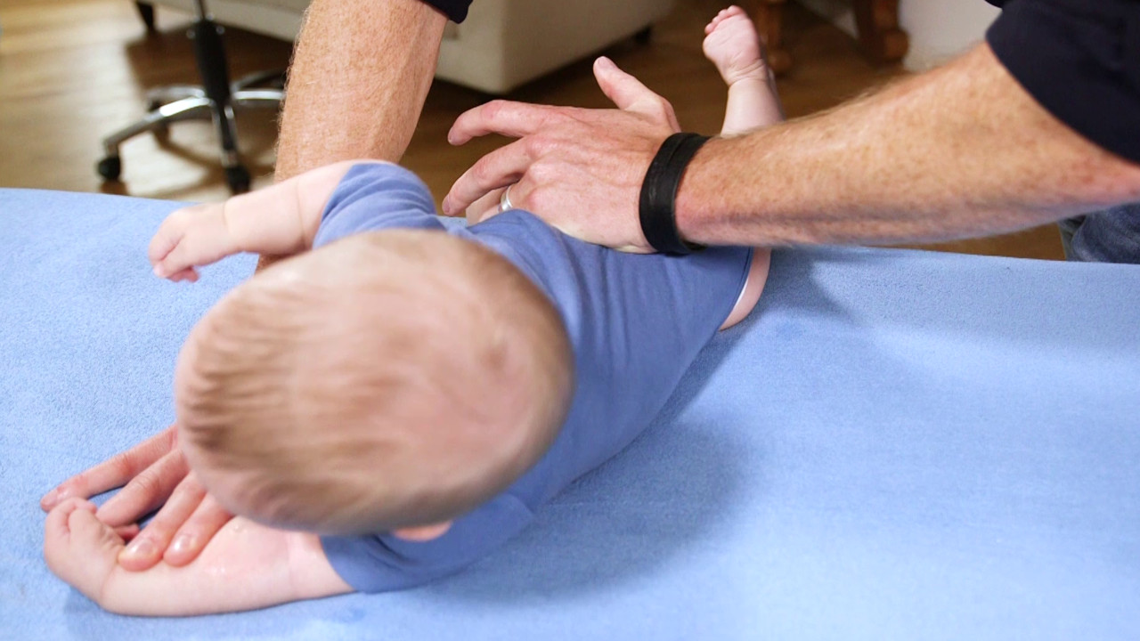 Esercizio per l'attivazione dei muscoli laterali del tronco contro l'asimmetria posturale neonatale 02
