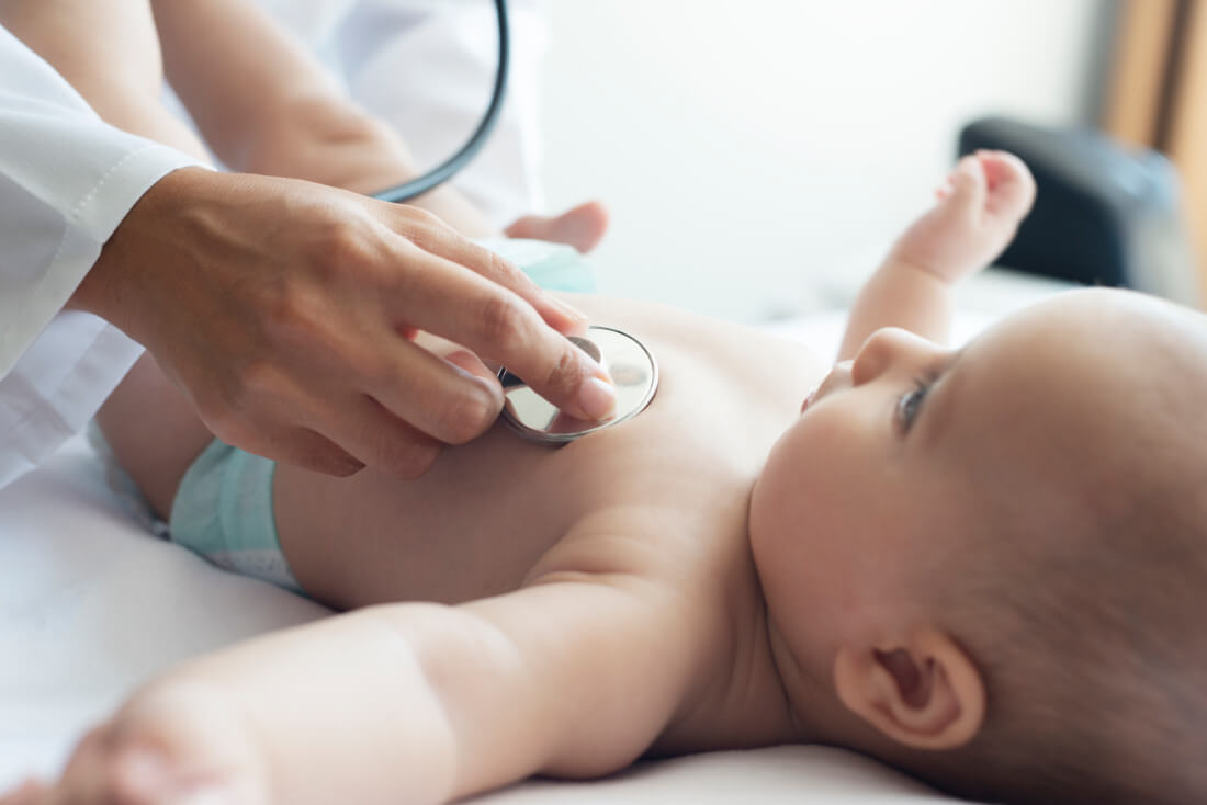 Baby Untersuchung mit Stethoskop zur U3