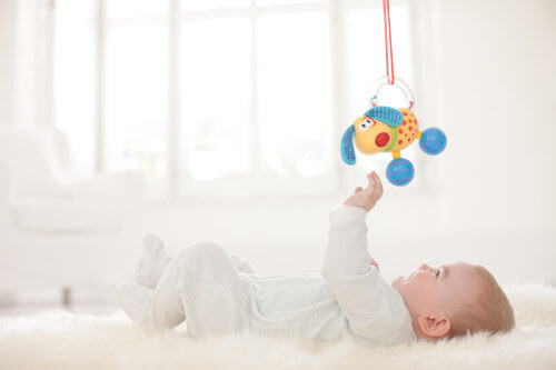 U4_Blick folgt Spielzeug_Sehvermoegen_iStock-171092676_verkl_red Test der Blickverfolgung beim Baby