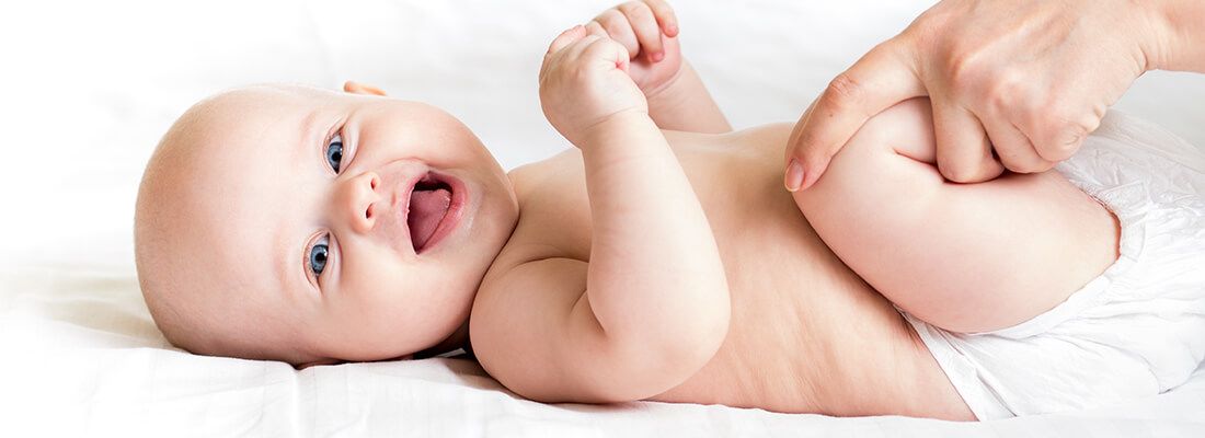 kleines Baby geniesst Therapie