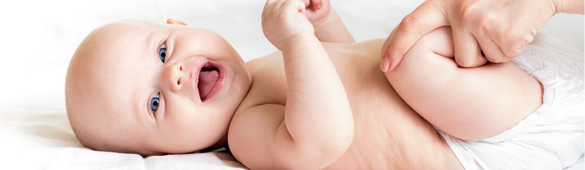 kleines Baby geniesst Therapie