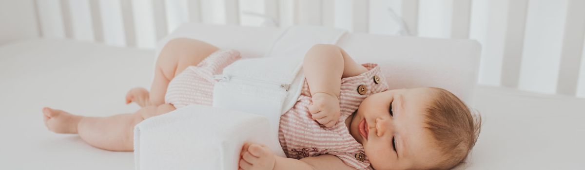 Baby liegt im Kinderbett