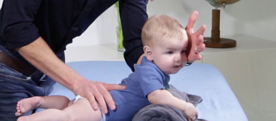 Entraînement à la position couchée sur le ventre chez les nourrissons à l'aide d'un rouleau de serviette