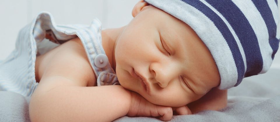 Un petit bébé profite d'une thérapie