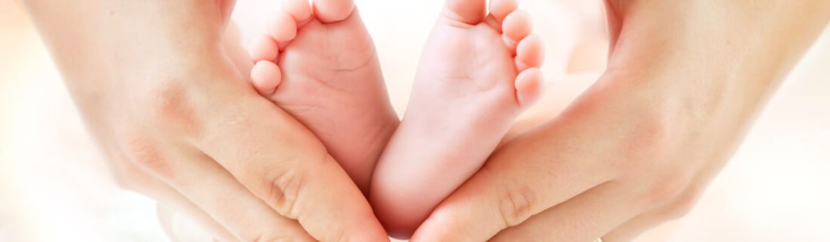 Geburt_Baby_Fuesse_mit_Haenden